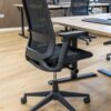 3W3A0317_f945e9ed-ee81-41a3-8299-e0e23def7f2e Kroov bureaustoel zwart met ergonomisch ontwerp