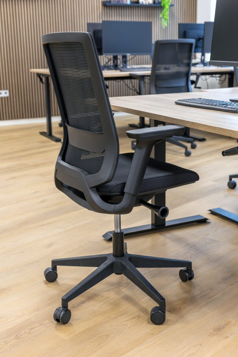 3W3A0317_f945e9ed-ee81-41a3-8299-e0e23def7f2e Kroov bureaustoel zwart met ergonomisch ontwerp