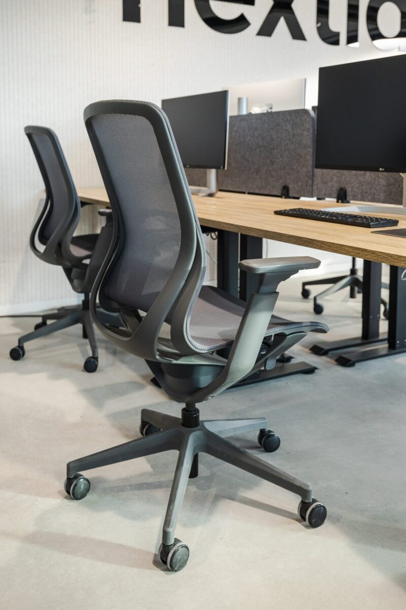 6 Kluco bureaustoel donkergrijs met hoge rugleuning en armleuningen