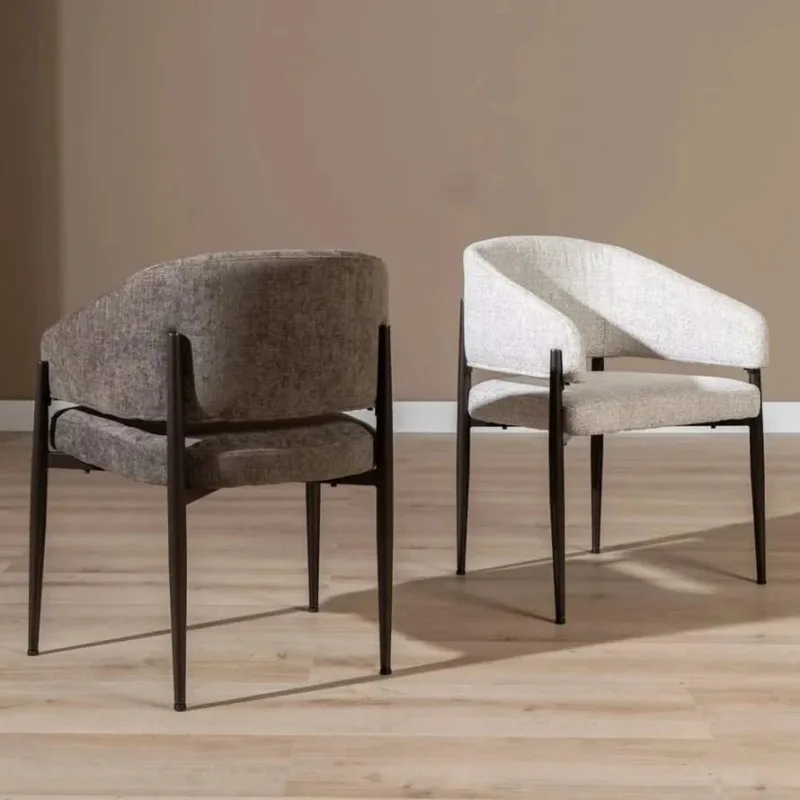 Kruno stoel bruin / off white met geïntegreerde armleuningen en slanke poten