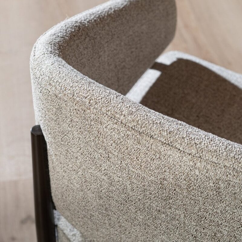 Kruno stoel off-white met gebogen rugleuning en donkerbruin frame