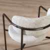 Kio stoel off white met armleuningen en donkerbruin frame