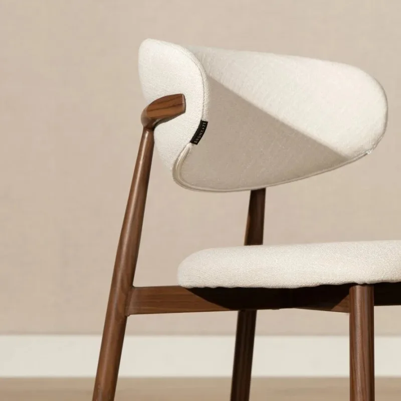 Kera stoel beige met comfortabele zitting en linnenmix bekleding