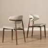 Kera stoelen in moderne zakelijke ontvangstruimte