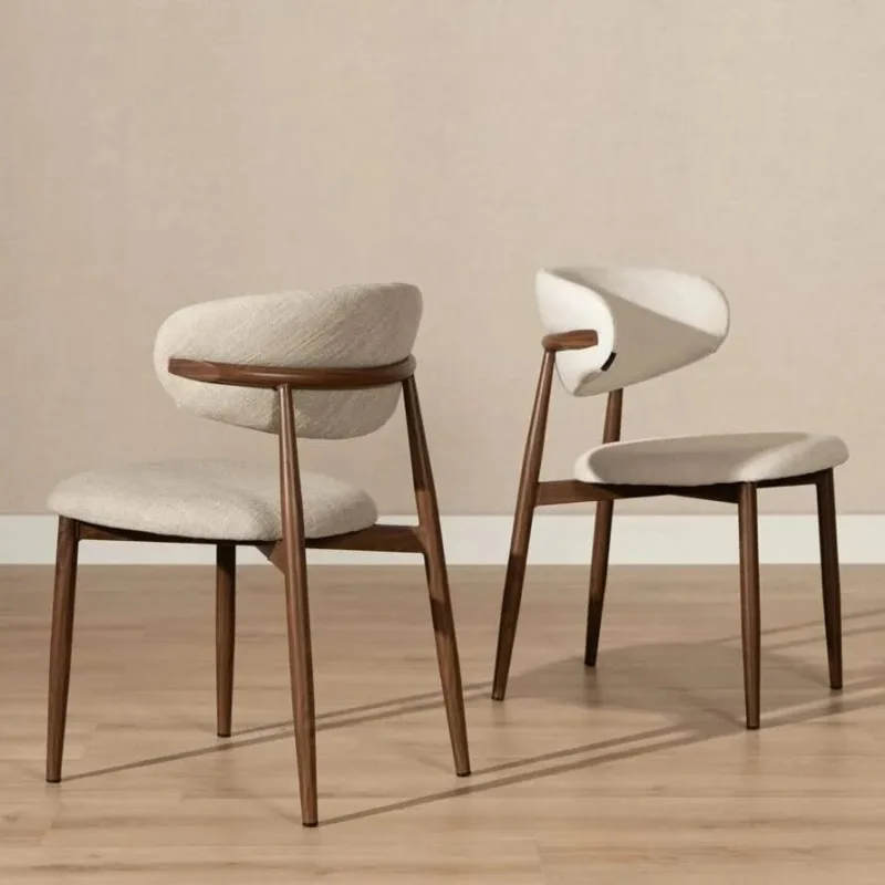 Kera stoelen in moderne zakelijke ontvangstruimte