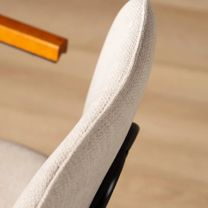 bronx71-stoel-oskar-beige-gerecycled-polyester_7 Kax stoel beige met houten armleuningen en zwart metalen frame